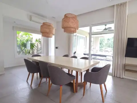 Casa en Venta con 2 cocheras