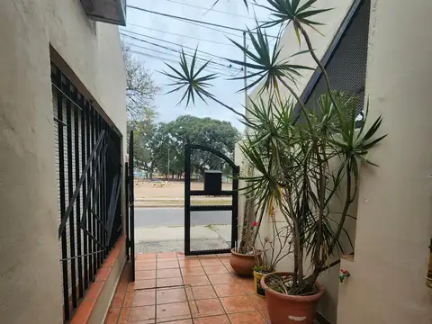 RETASADA! CASA AL FRENTE COCHERA DOBLE NO PH