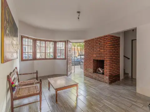 Casa a la venta de 4 ambientes con cochera, patio y terraza en Monte Castro