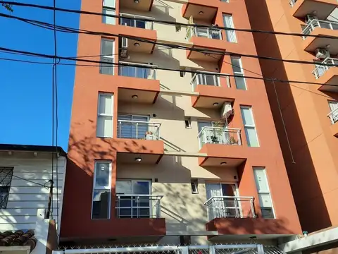 DEPARTAMENTO 2 AMBIENTES. BALCON. CASEROS CENTRO