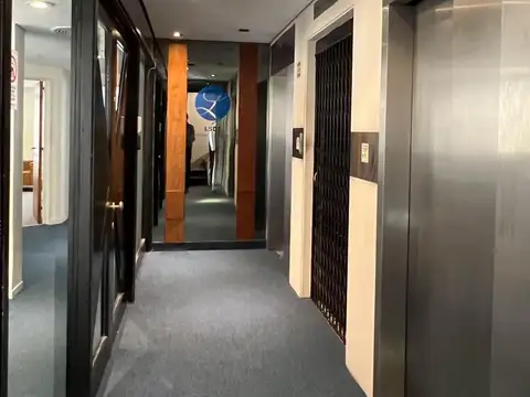 Oficina 10 ambientes con 5 baños
