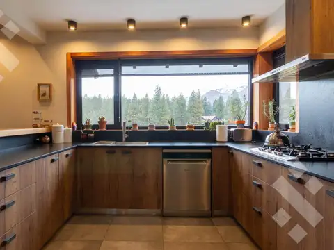 Casa 4 ambientes con 2 baños