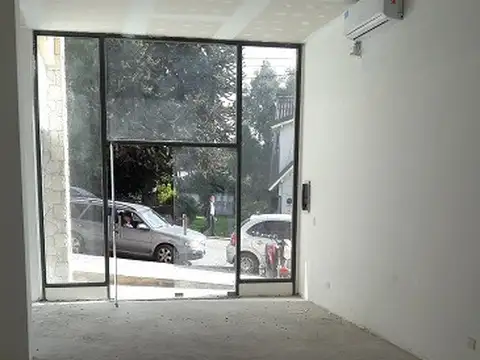 Excelente Local a metros del Centro Cívico. Superficie 50m2. Sin expensas, sólo luz aparte