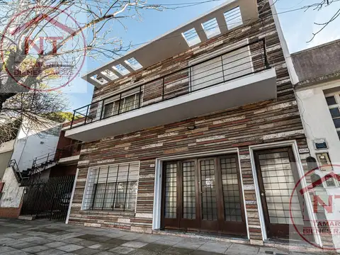 PH de 9 amb. cochera, ptios y tza propia. 333m2 totales. Devoto