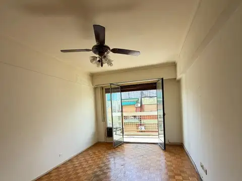 2 AMBIENTES AL FRENTE CON BALCÓN CORRIDO Y COCHERA FIJA – CASTELBAJAC