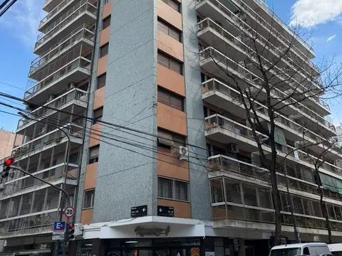 2 AMBIENTES AL FRENTE CON BALCÓN CORRIDO Y COCHERA FIJA – CASTELBAJAC