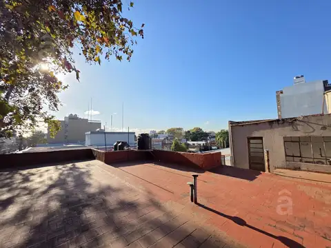 Alvear al 2100 entre Combet y Libertad
