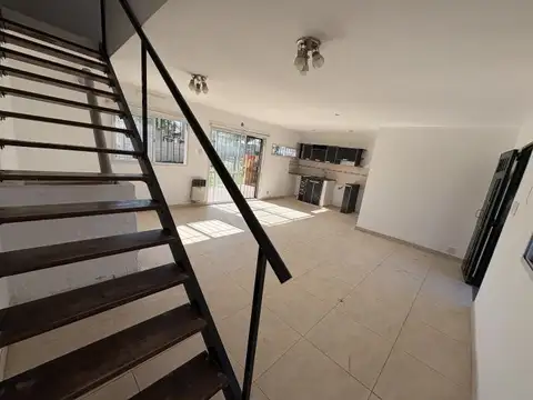 Casa 5 ambientes con 2 baños