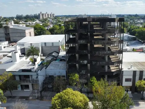 Edificio en construcción en centro de reconquista.