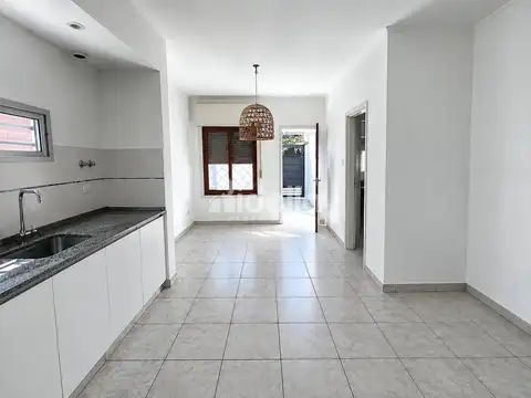 Casa reciclada de 2 dormitorios con parque y cochera - Berisso