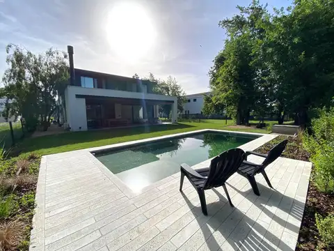 Casa en alquiler temporario en Azzurra, Pilar 4  dorm, jardin y pileta