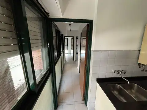 ALQUILER – Departamento de 2 dormitorios con living amplio en Centro sobre Av. Olmos
