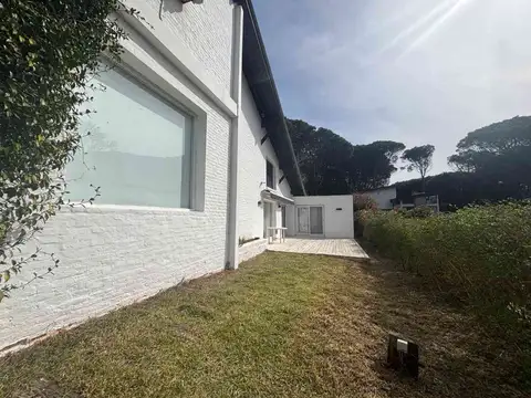 Venta casa 4 ambientes con playroom en Pinamar