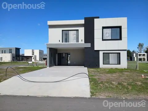 Casa en Venta con 3 cocheras