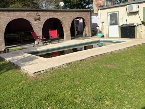 Casa 8 ambientes con 2 baños