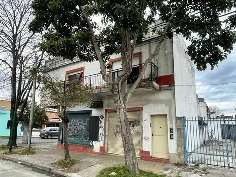AMPLIA CASA EN PLANTA ALTA DE 3 DORMITORIOS. GARAGE Y PATIO EN PLANTA BAJA.
