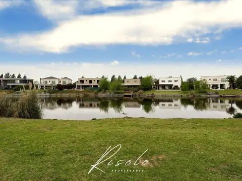 Lote en Venta, Financiado. En la Isla con fondo a la Laguna. Barrio Cerrado, Escobar