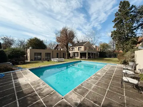 VENTA: Casa a la venta de 4 dormitorios, piscina y quincho en Fisherton.