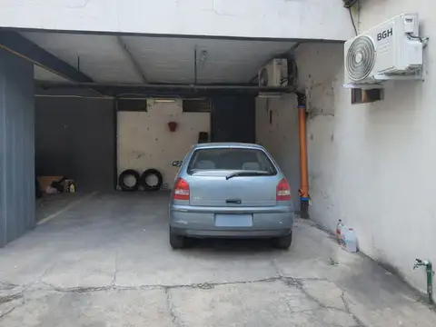 cochera semicubierta en centro Villa Ballester.