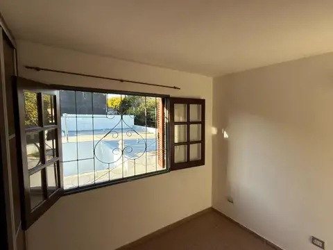 Casa 6 ambientes con 2 baños