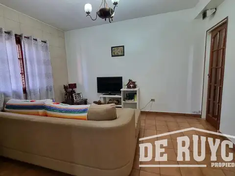Casa en Venta con 2 cocheras