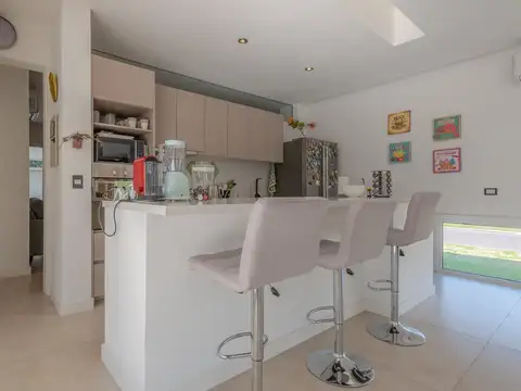 Casa en Alquiler con 2 cocheras