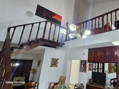 CENTRO DE AVELLANEDA, SE VENDE CASA CON PILETA