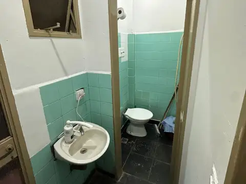 EXCELENTE LOCAL COMERCIAL AL FRENTE,  CON GRAN DEPÓSITO, BAÑO Y PATIO.