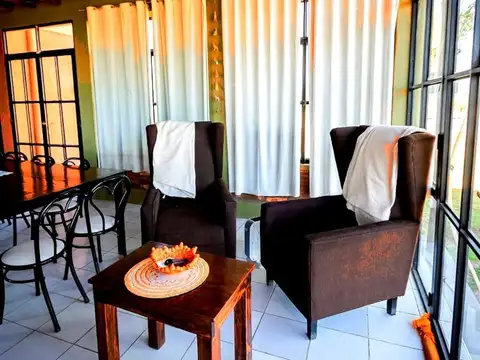 Casa 8 ambientes con 2 baños