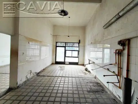 2 Locales juntos 8 m de frente - 75 m2 cubiertos -  Apto gastronomía - A refaccionar por gracia inicial.-