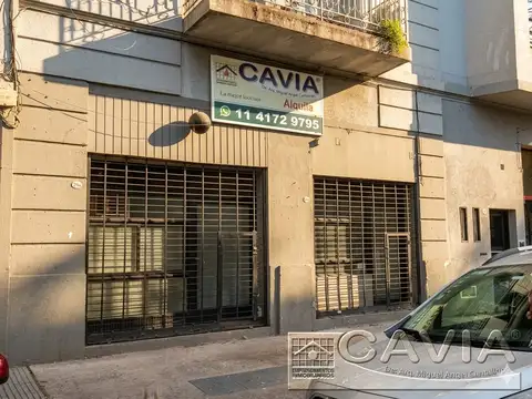 2 Locales juntos 8 m de frente - 75 m2 cubiertos -  Apto gastronomía - A refaccionar por gracia inicial.-