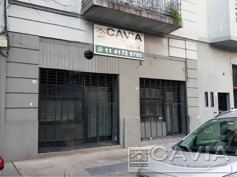 2 Locales juntos 8 m de frente - 75 m2 cubiertos -  Apto gastronomía - A refaccionar por gracia inicial.-
