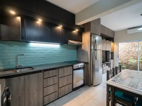 CASA EN VENTA DE 2 DORMITORIOS CON TERRAZA, QUINCHO Y PARRILLA – LA PLATA