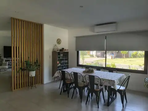 Casa 4 ambientes con 3 baños