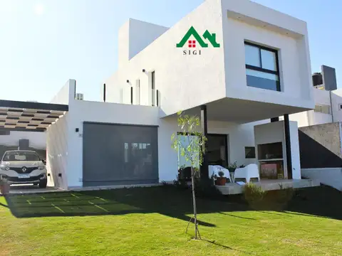 Casa en venta en Las Cañitas – 2 dormitorios, cochera, jardín y seguridad 24 hs.