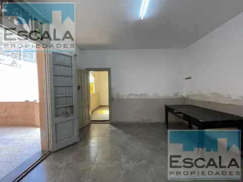 CASA DE DOS DORM CON PATIO Y COCHERA EN VENTA