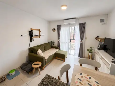 Primero de Mayo 2000 - Dpto 1 dormitorio c/balcón - Acceso por escalera