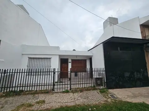 Casa 3 amb. con pequeño galpon y patio