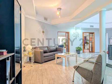 Casa 8 ambientes con 3 baños