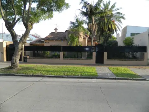 Excelente propiedad sobre 2 lotes totalmente reciclada a nuevo Hermosa por donde la mires!!!