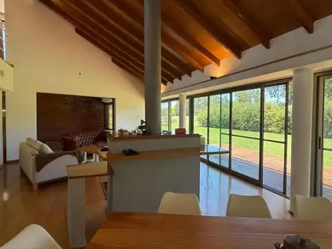 Casa en Alquiler con 7 cocheras