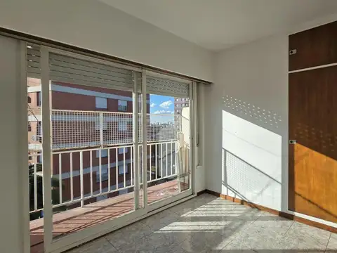 En Venta Depto. 2 amb. con balcón, sobre  Av. G. Paz  proximo Balbin