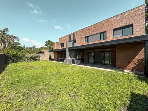 Casa de 3 dormitorios con parrillero y gran pileta a estrenar en Fisherton