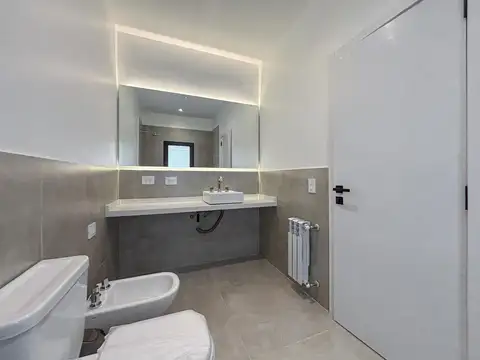 Casa de 3 dormitorios con parrillero y gran pileta a estrenar en Fisherton