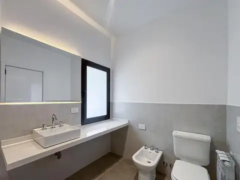 Casa de 3 dormitorios con parrillero y gran pileta a estrenar en Fisherton