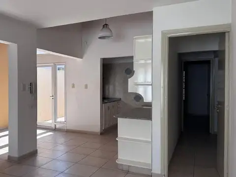 VENTA CASA 3 DORMITORIOS/ PILETA / GAS NATURAL