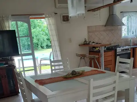 Casa 4 ambientes con 2 baños