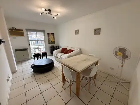 Departamento con dos dormitorios a metros de Av. Rocca en alquiler