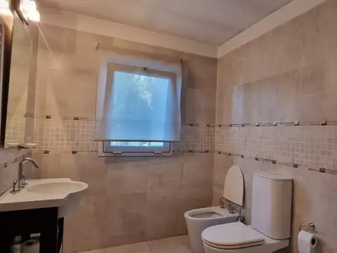 Casa 8 ambientes con 6 baños