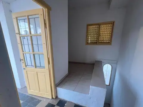 SE ALQUILA CASA c/PATIO - B° SAN MARTIN